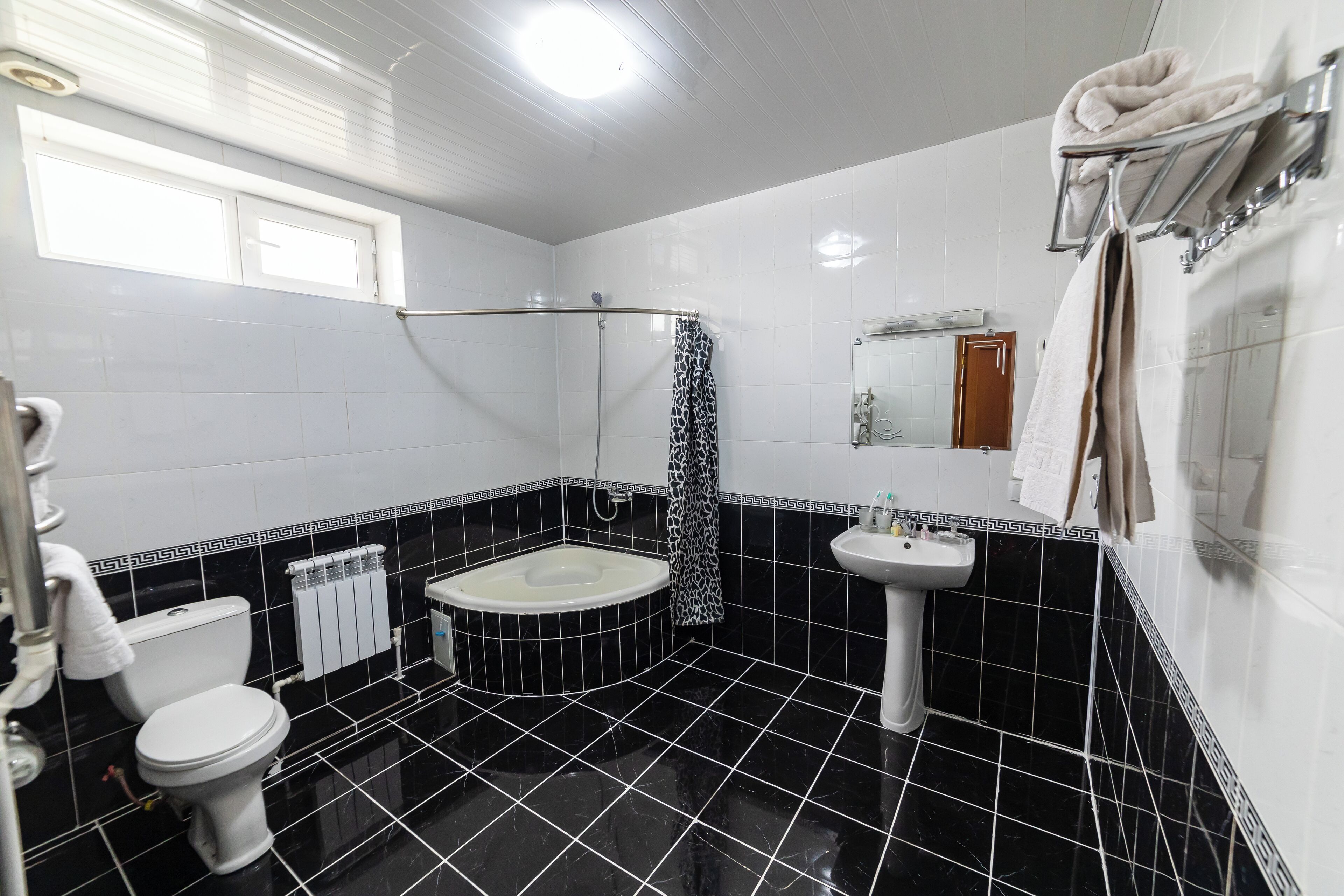 A bathroom with a toilet, bidet, and bathtub.
