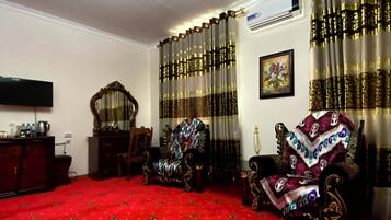 Luxe tweepersoonskamer | Een bureau, een laptopwerkplek, gratis wifi, beddengoed