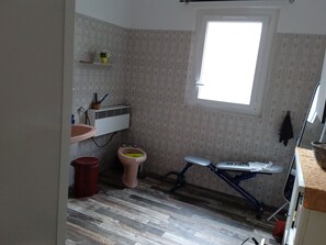 Hair dryer, towels, toilet paper - une Chambre Chez L'habitant (lavelanet)