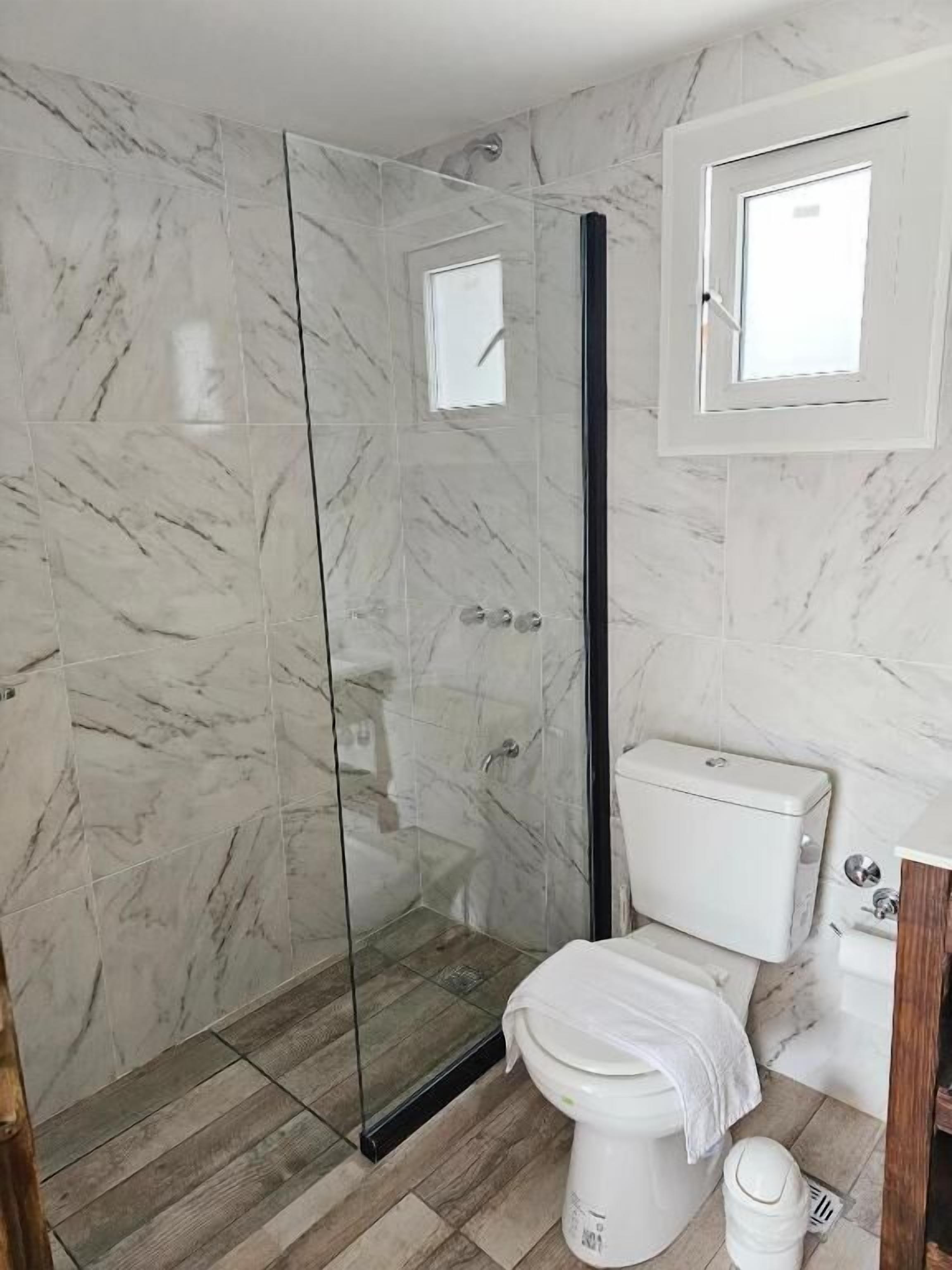 Habitació doble clàssica | Bany | Articles de tocador gratuïts, assecador de cabells, tovalloles i sabó 