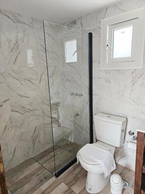 Phòng đôi phong cách cổ điển | Phòng tắm | Đồ dùng nhà tắm miễn phí, máy sấy tóc, khăn tắm, xà phòng 