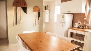 Apartamento superior | Cozinha privada | Geladeira, toalhas de papel