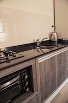 Apartamento estándar | Cocina privada | Frigorífico y papel de cocina