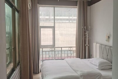 Juxian Business Hotel (Tongren High-speed Railway Station)