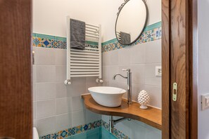 Een douche, een haardroger, handdoeken