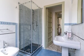 Shower, hair dryer, towels - Casa all'Arsenale Greco by Wonderful Italy (Siracusa)