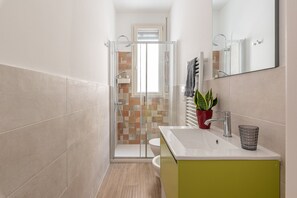 Dusche, Haartrockner, Handtücher