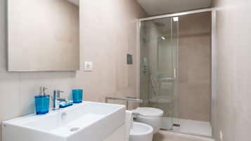 Doccia, asciugacapelli, bidet, asciugamani