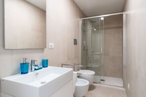 シャワー、ヘアドライヤー、タオル、石鹸