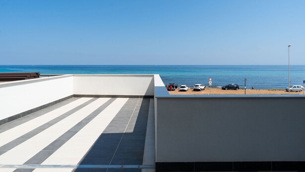 A rooftop terrace with a clear view of the sea and beach. - Lolita's Beachfront Loft by Wonderful Italy (Bari)