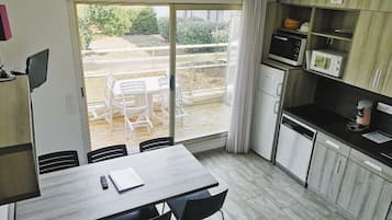 Superior Apartment, Park View | Living area