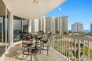 Outdoor dining - Silver Shells St Lucia 503 – Beachfront, Hot Tub + Community Pool, Playground! (Destin)