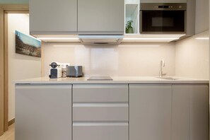 Jääkaappi, mikroaaltouuni, uuni, astianpesukone