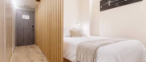 1 habitación, escritorio, tabla de planchar con plancha y wifi