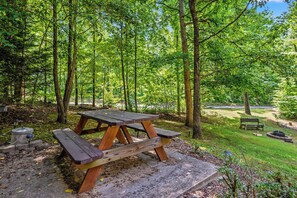 Outdoor dining - Rustic 1BD Cabin w/ HOT TUB! Pool Table + Fire Pit (Sevierville)
