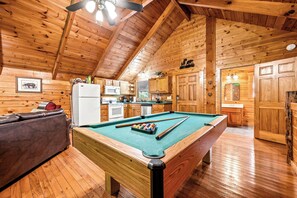 Game room - Rustic 1BD Cabin w/ HOT TUB! Pool Table + Fire Pit (Sevierville)