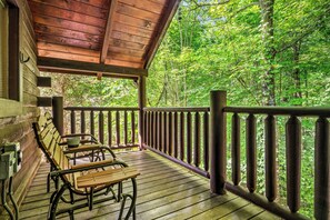 Property grounds - Rustic 1BD Cabin w/ HOT TUB! Pool Table + Fire Pit (Sevierville)