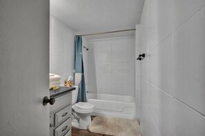 Sèche-cheveux, serviettes fournies, savon, shampoing