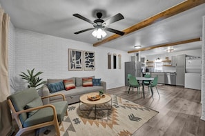 Smart TV, books - Walk to OSU Campus - Cozy Stillwater Stay (Stillwater)