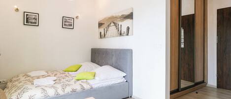 Standard Studio Suite, 1 Queen Bed | Iron/ironing board, free WiFi