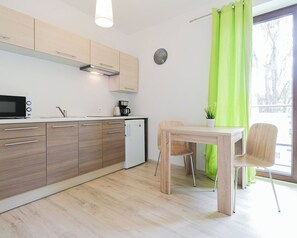 標準開放式套房, 1 張加大雙人床 | 熨斗/熨衣板、免費無線上網