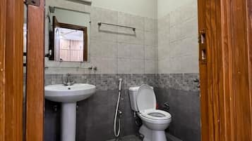 Two-Bedroom Apartment | Bathroom | Shower, towels, soap, shampoo