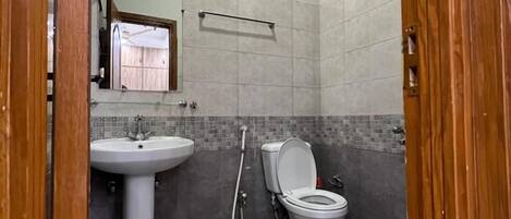 Appartement, balkon, uitzicht op stad | Badkamer | Een douche, handdoeken, zeep, shampoo