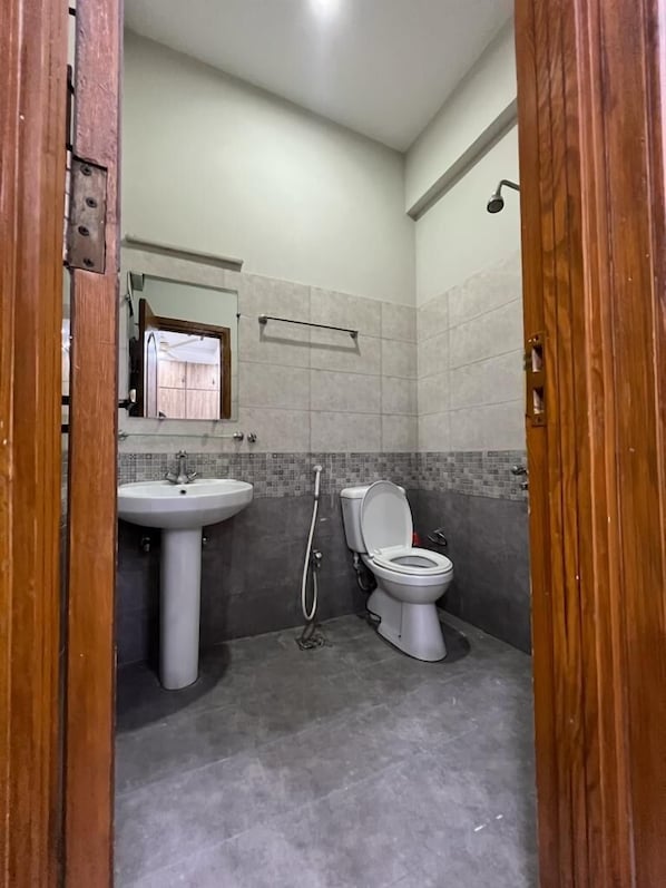 Two-Bedroom Apartment | Bathroom | Shower, towels, soap, shampoo - Harvey's Apartment (Islamabad)
