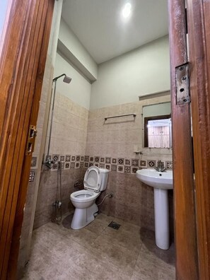 Two-Bedroom Apartment | Bathroom | Shower, towels, soap, shampoo - Harvey's Apartment (Islamabad)