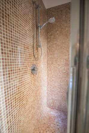 Haartrockner, Handtücher, Seife, Toilettenpapier
