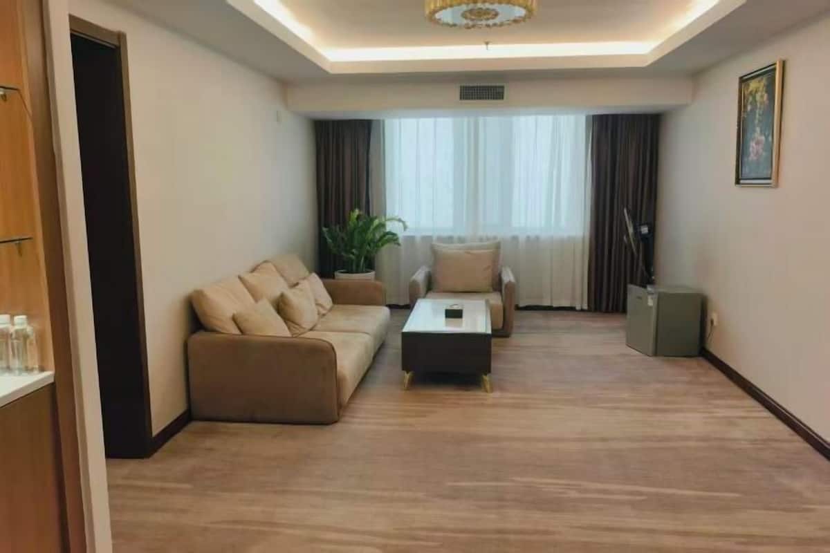 Ein modernes Wohnzimmer mit Sofa, Couchtisch und einer kleinen Kommode.