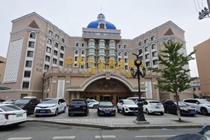 A large hotel with a prominent blue dome and multiple floors. - Tumenjiang Business Hotel (Hunchun)