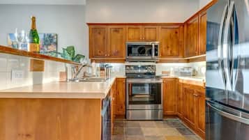 Chambre, vue montagne | Cuisine privée | Grand réfrigérateur, micro-ondes, four, plaque de cuisson