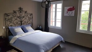 2 soverom, skrivebord, strykejern/-brett og wi-fi (inkludert)