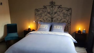2 habitaciones, escritorio, tabla de planchar con plancha y wifi gratis