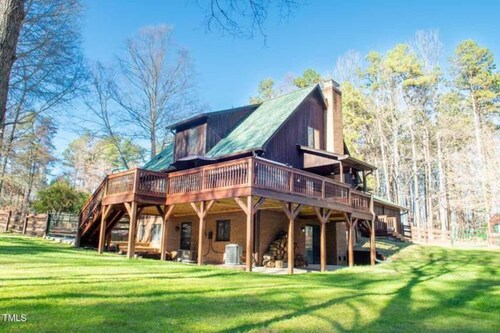 Whisper Chalet events  w/ hot tub , fenced yard string lights w/fire pit,  privacy, free onsite parking