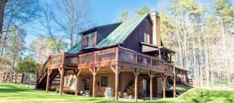 Whisper Chalet events  w/ hot tub , fenced yard string lights w/fire pit,  privacy, free onsite parking