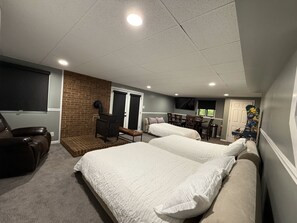 3 habitaciones, tabla de planchar con plancha y cuna de viaje