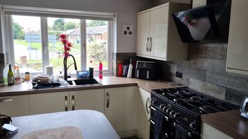 House | Private kitchen | Fridge, microwave, oven, stovetop