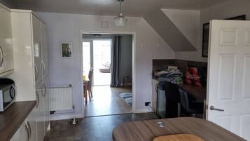 House | 5 bedrooms, iron/ironing board, free WiFi, bed sheets