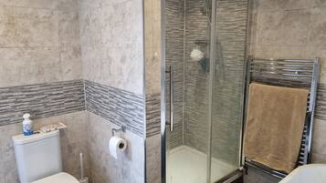 House | Bathroom | Separate bathtub and shower, deep-soaking bathtub, hair dryer, towels