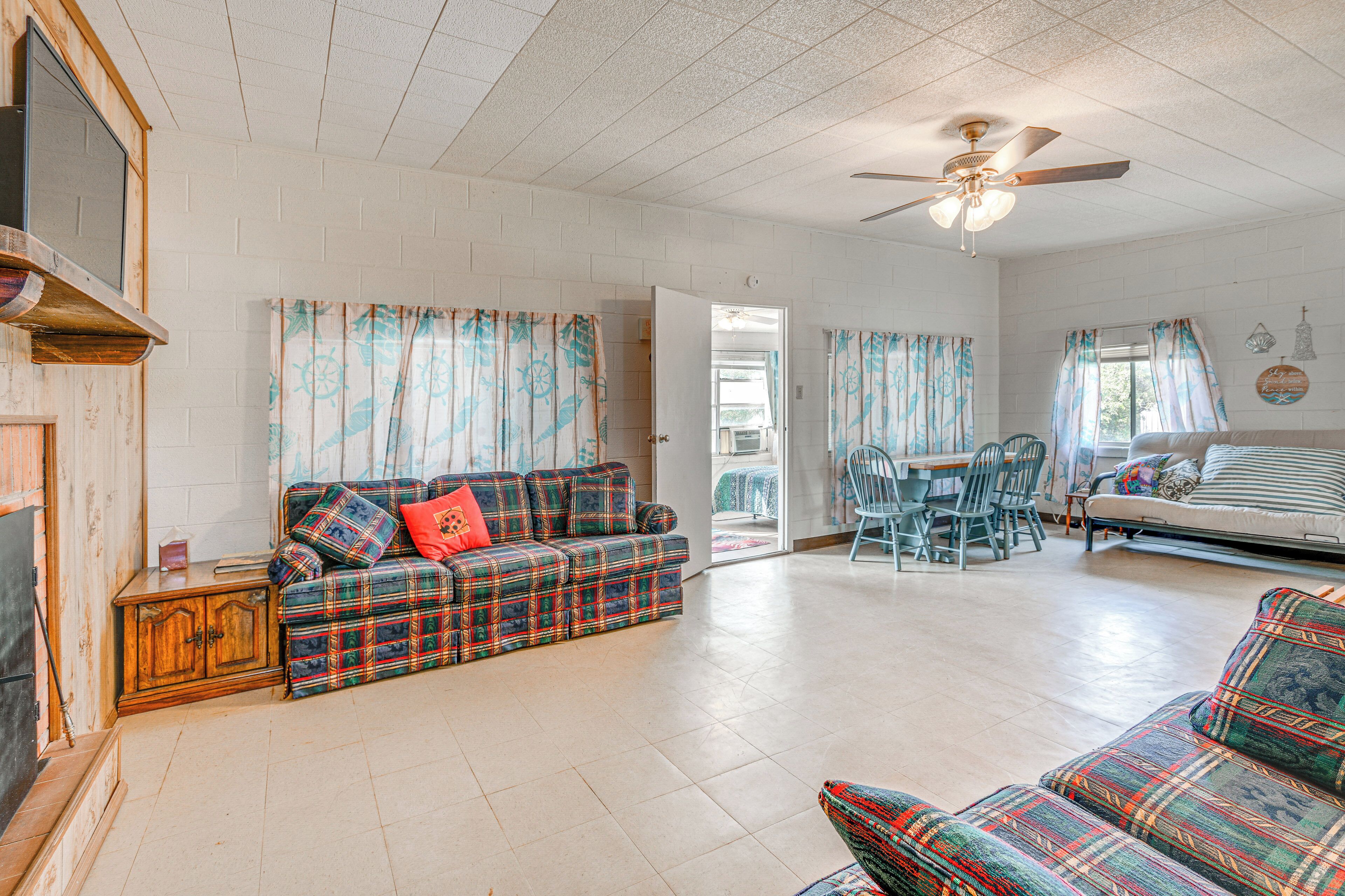 Waterfront Blackwell Cottage w/ Patio & Fire Pit!