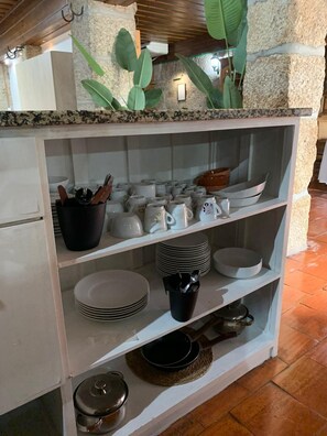 Family Room (SUITE T1) | Private kitchen | Fridge, microwave, oven, stovetop - CASA AUGUSTA 5 (Penafiel)