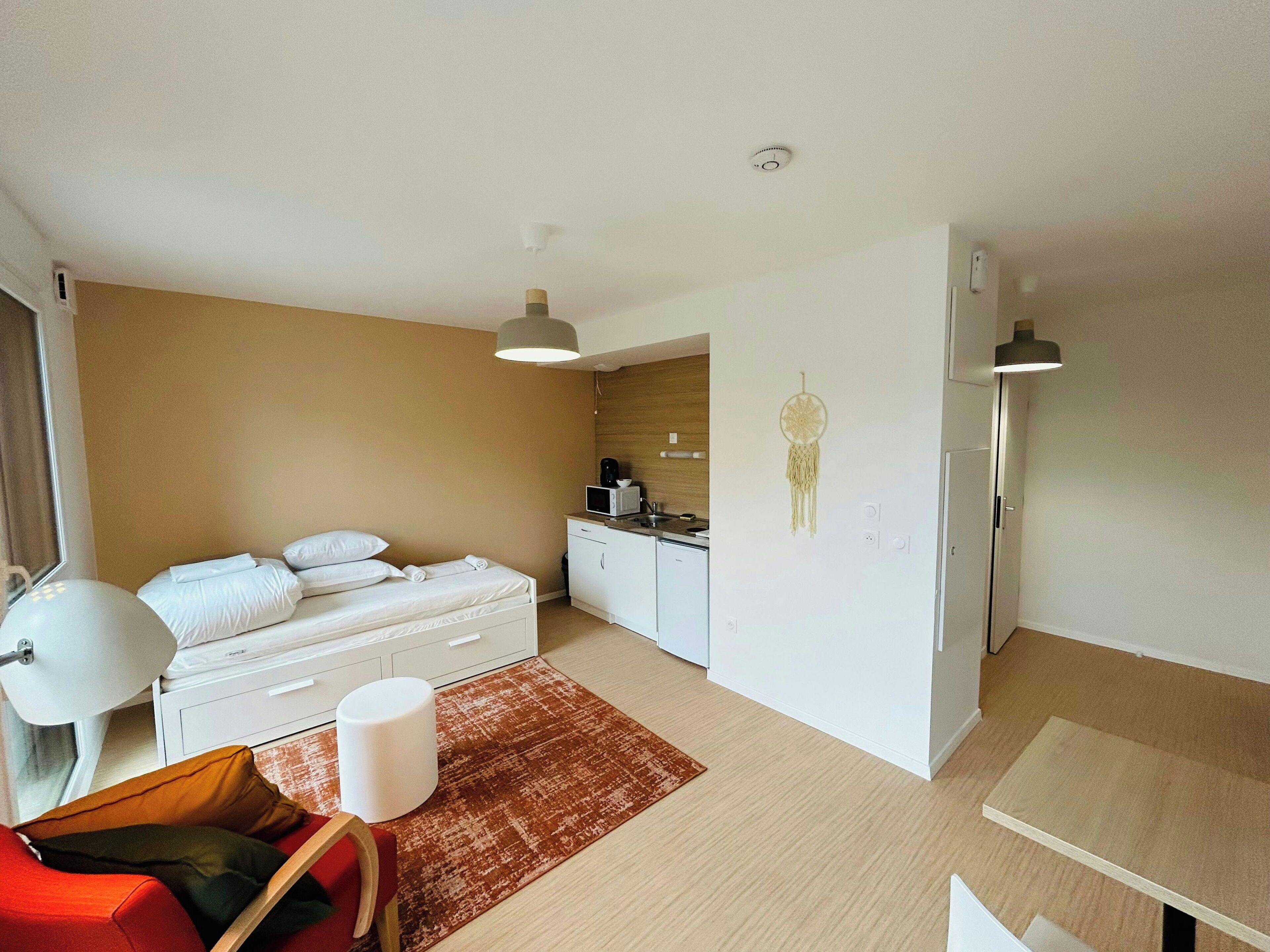 Desk, WiFi, bed sheets, wheelchair access