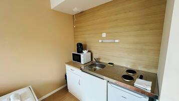 Fridge, microwave, coffee/tea maker, toaster