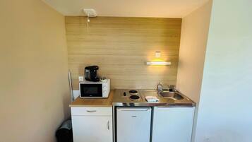 Køleskab, mikrobølgeovn, kaffe-/temaskine, brødrister