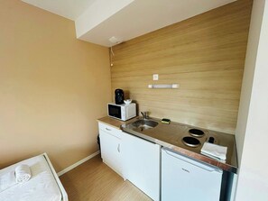 Fridge, microwave, coffee/tea maker, toaster