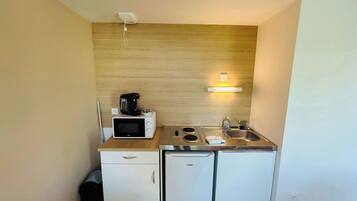 Fridge, microwave, coffee/tea maker, toaster