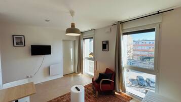 Desk, WiFi, bed sheets, wheelchair access