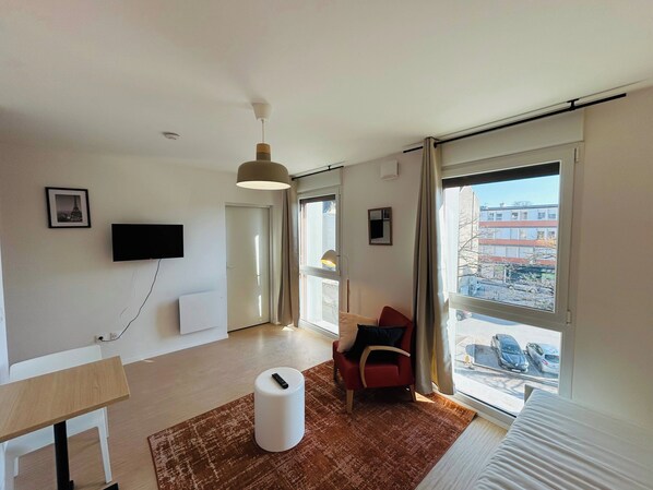Desk, WiFi, bed sheets, wheelchair access